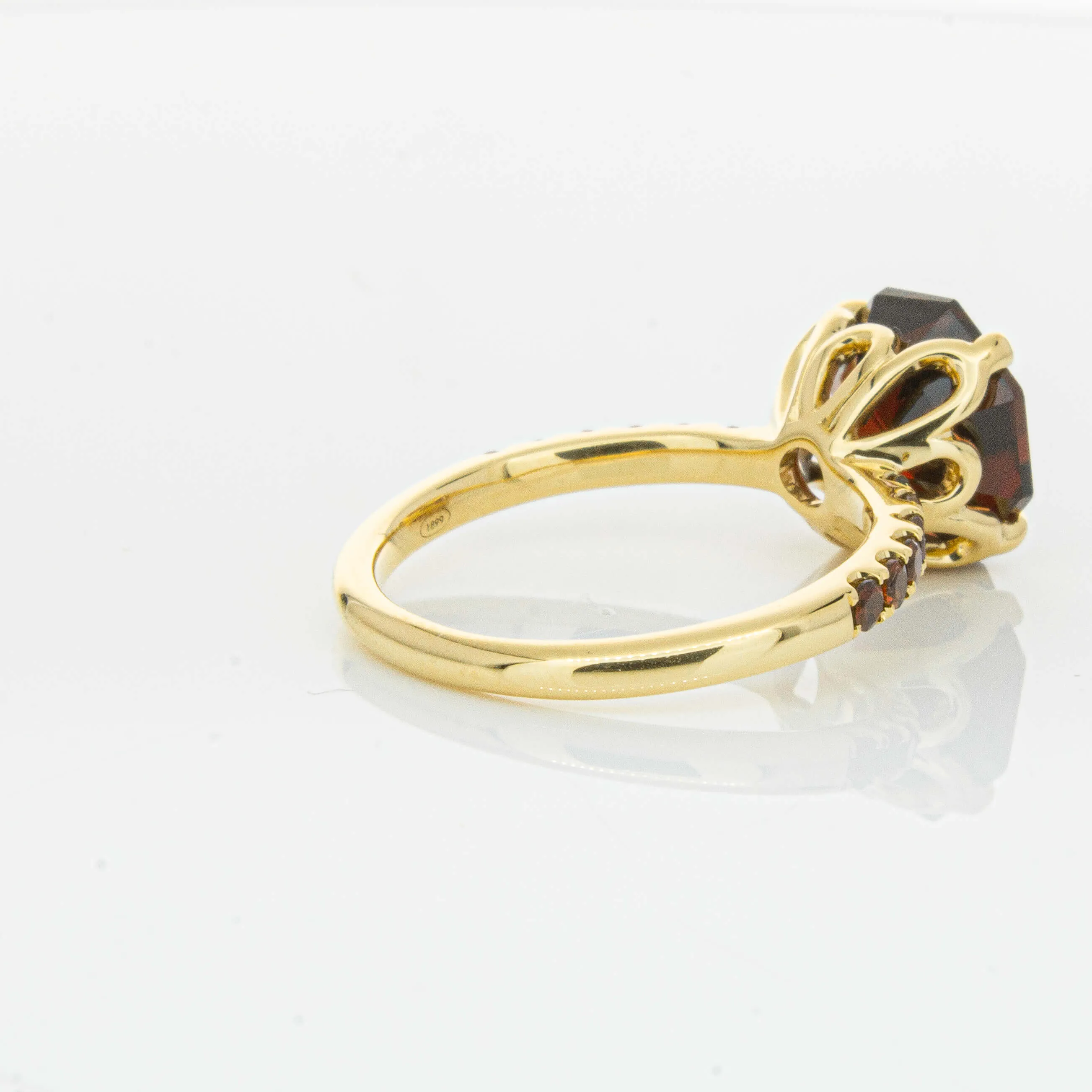 18ct Yellow Gold 4.40ct Garnet Octavus Ring