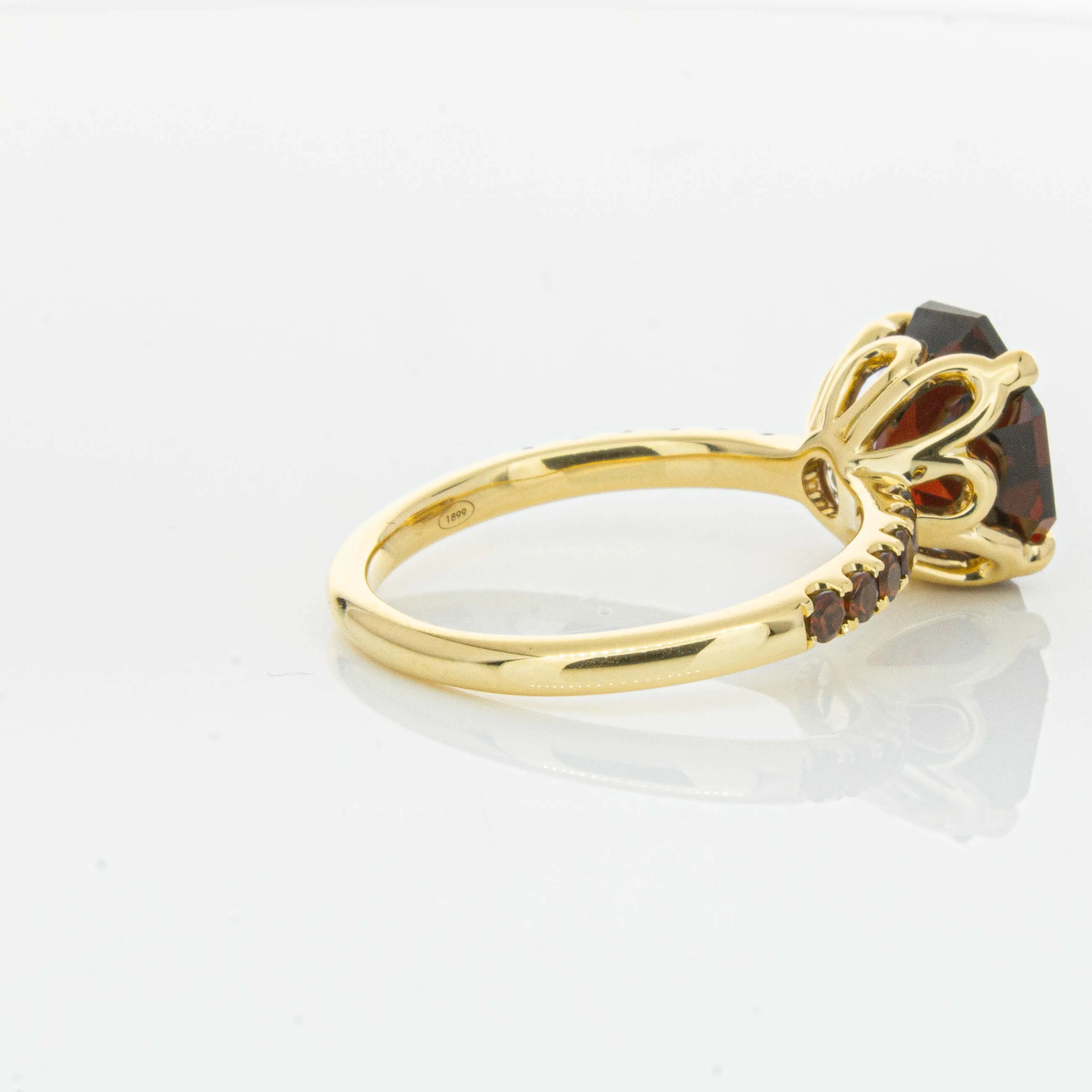 18ct Yellow Gold 4.40ct Garnet Octavus Ring