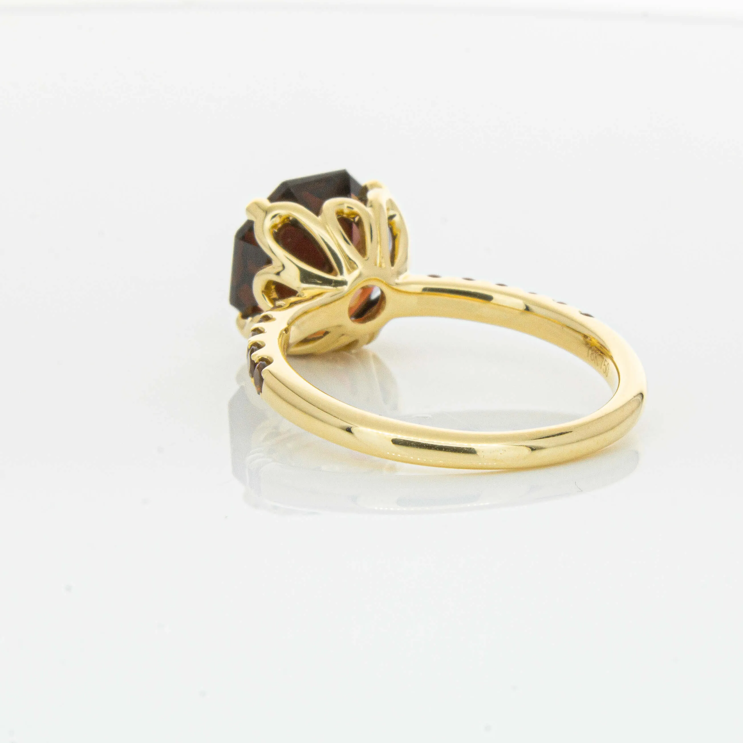 18ct Yellow Gold 4.40ct Garnet Octavus Ring