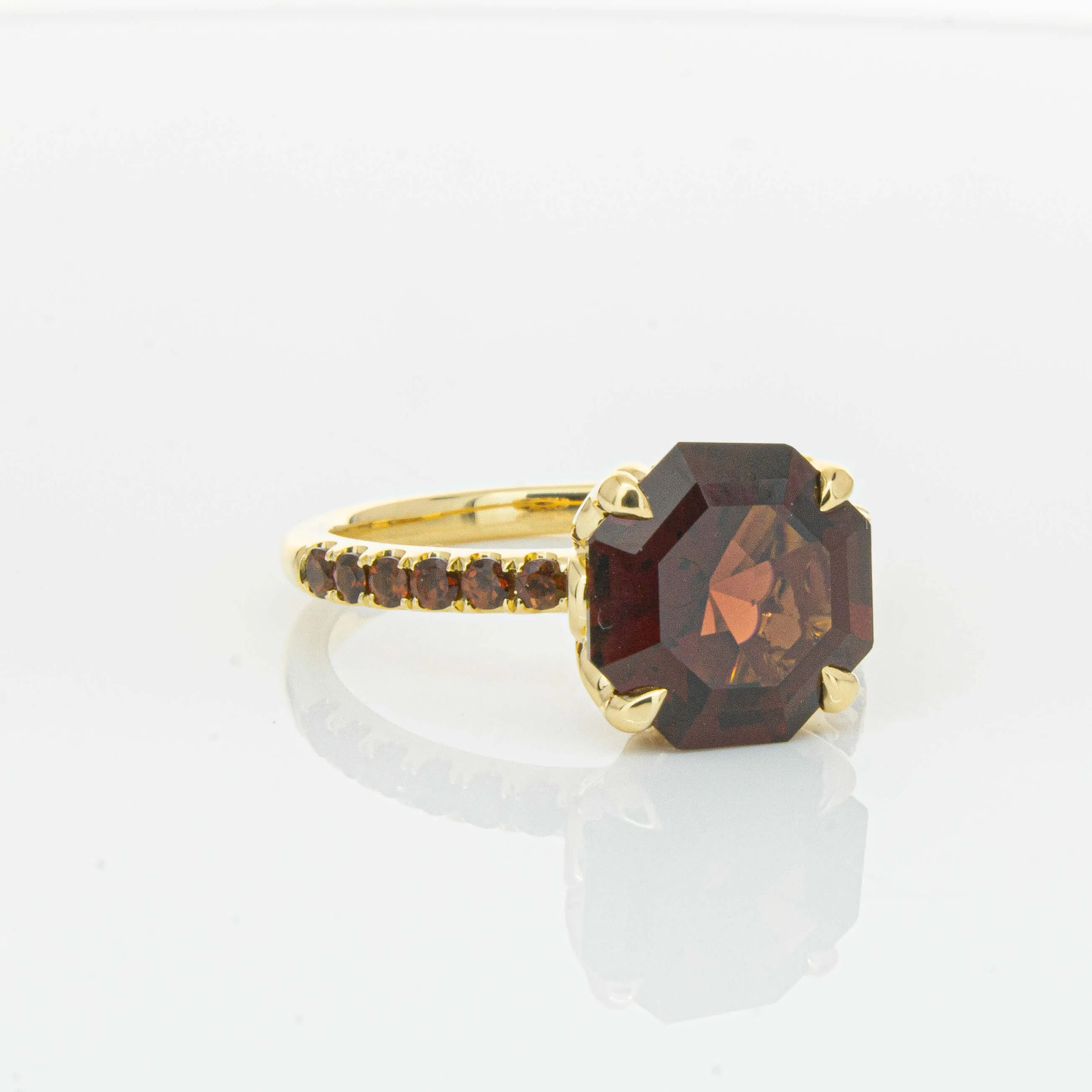 18ct Yellow Gold 4.40ct Garnet Octavus Ring