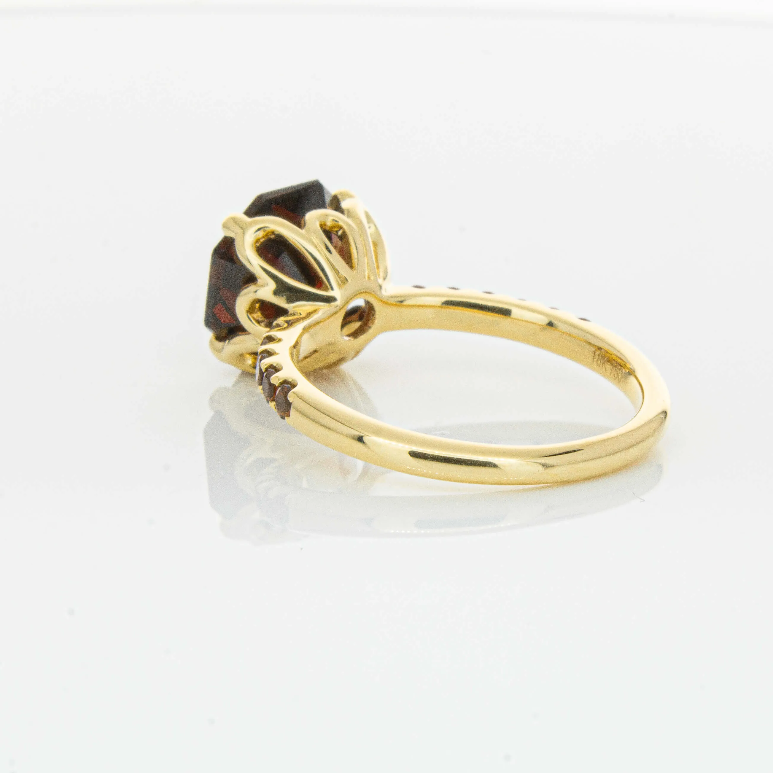 18ct Yellow Gold 4.40ct Garnet Octavus Ring
