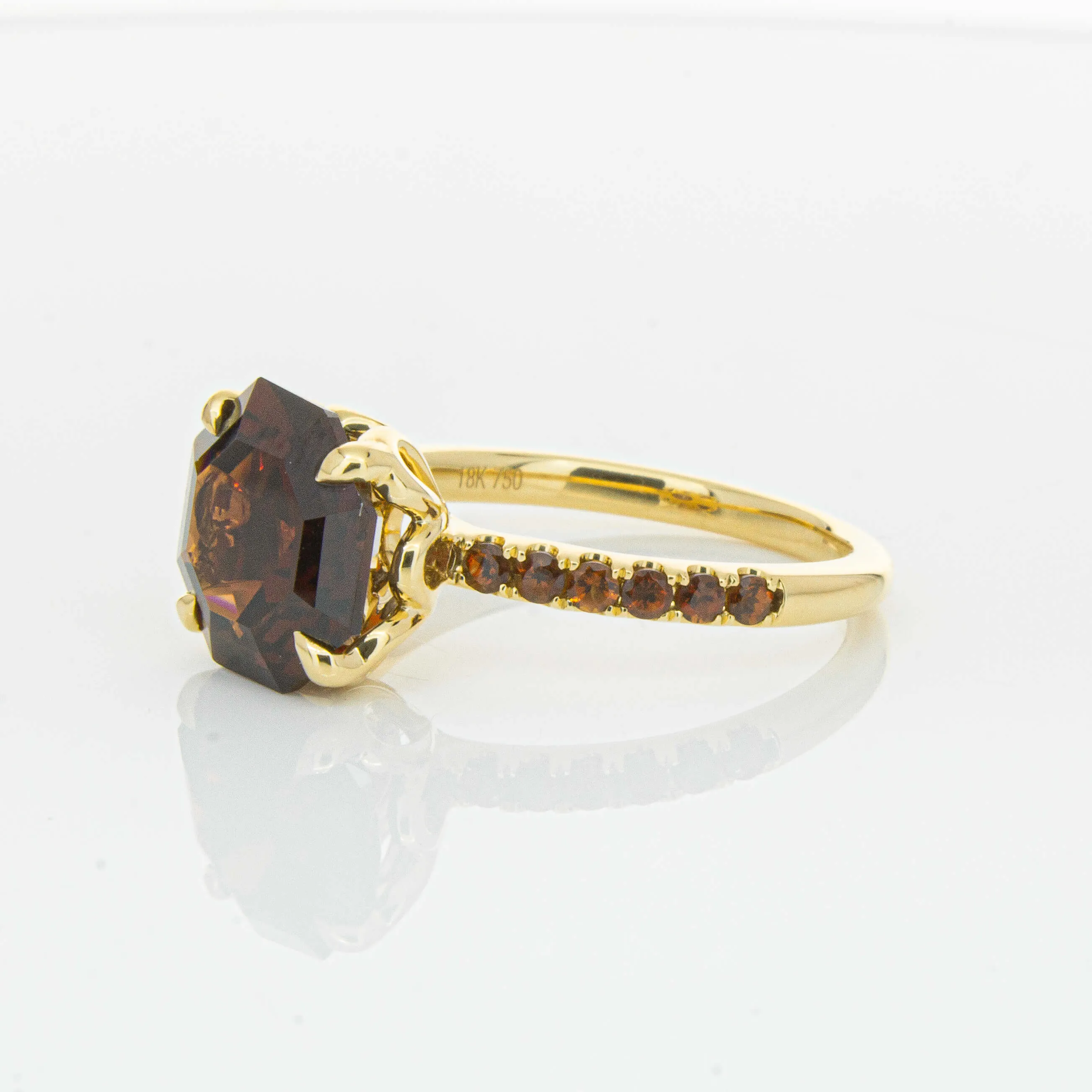18ct Yellow Gold 4.40ct Garnet Octavus Ring