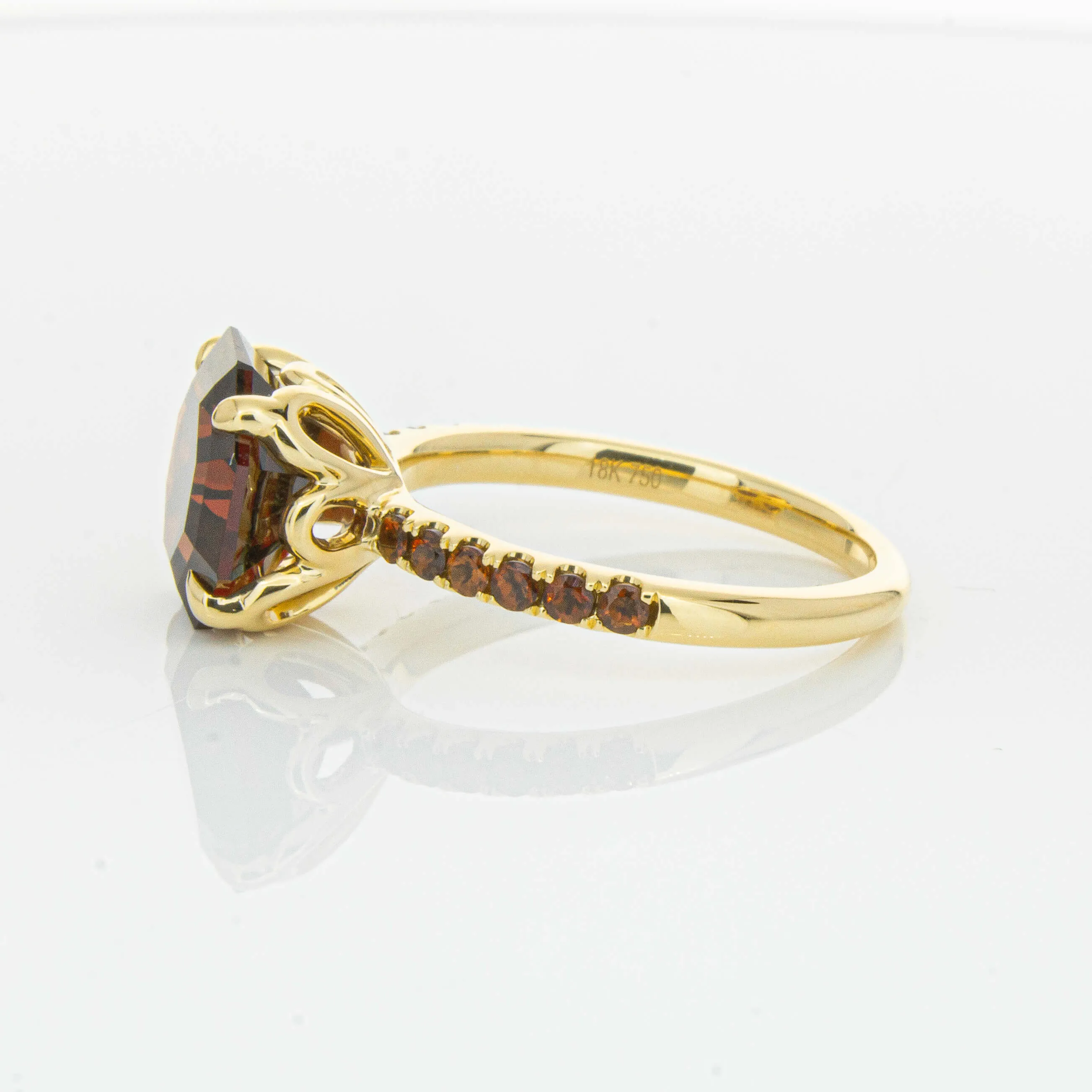 18ct Yellow Gold 4.40ct Garnet Octavus Ring
