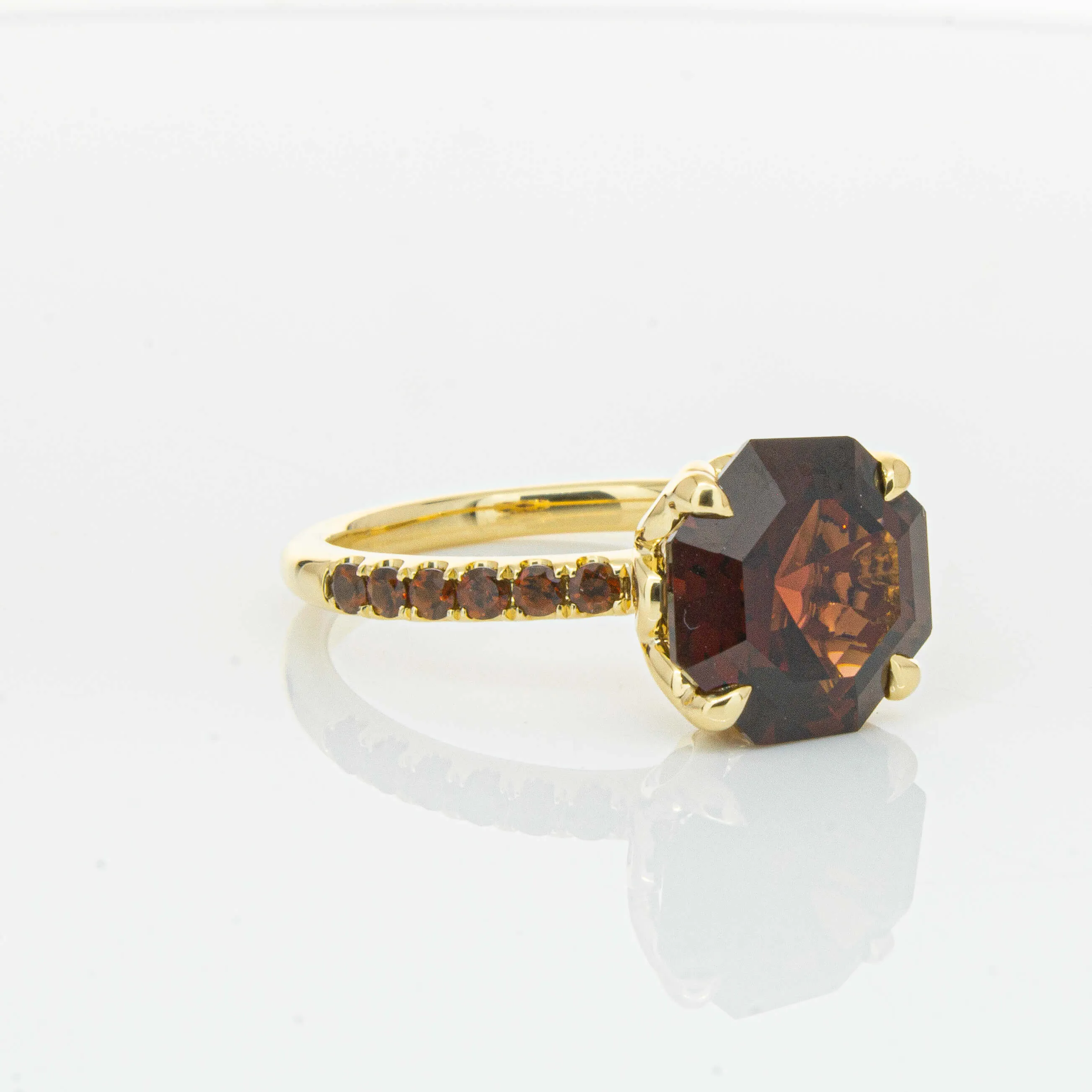 18ct Yellow Gold 4.40ct Garnet Octavus Ring
