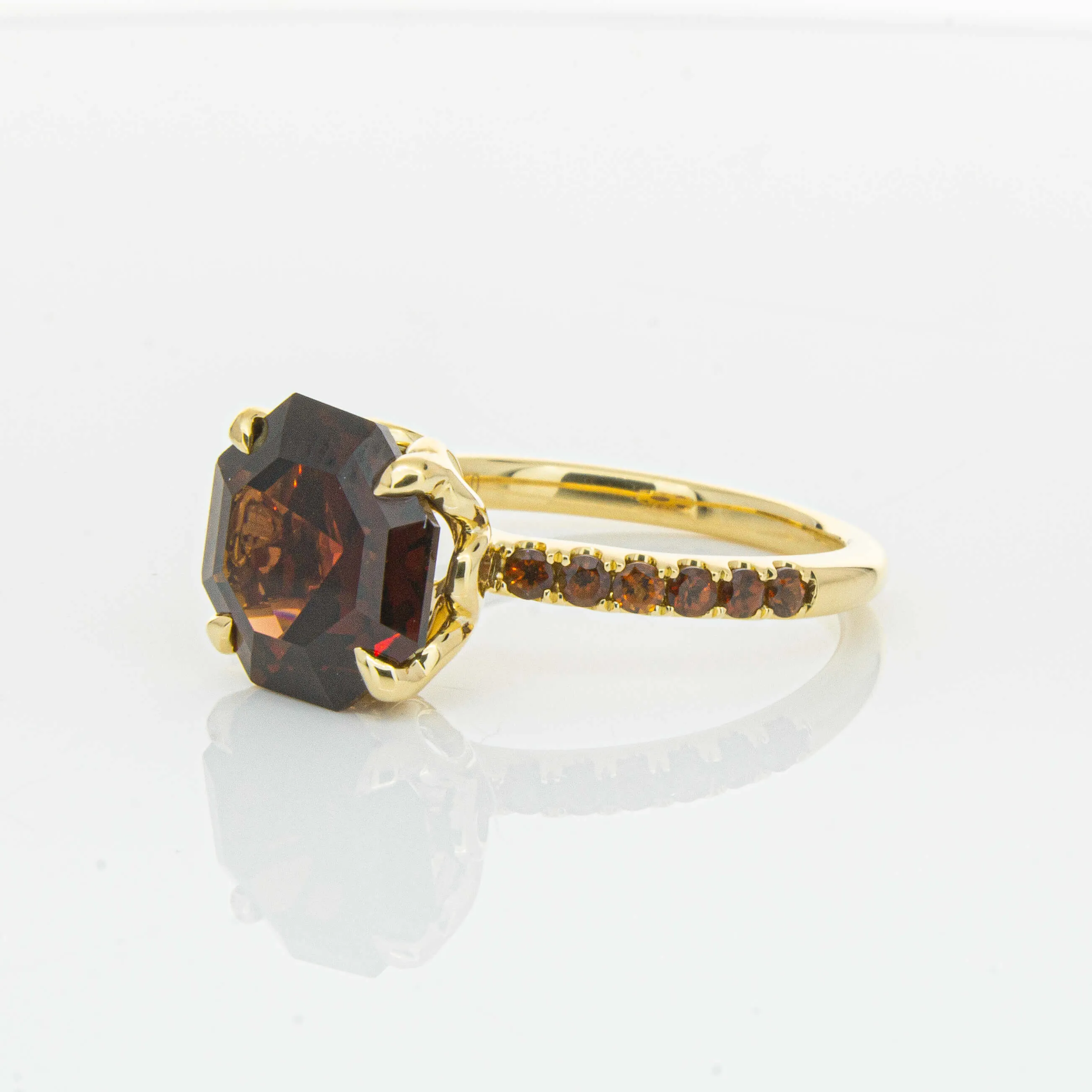 18ct Yellow Gold 4.40ct Garnet Octavus Ring