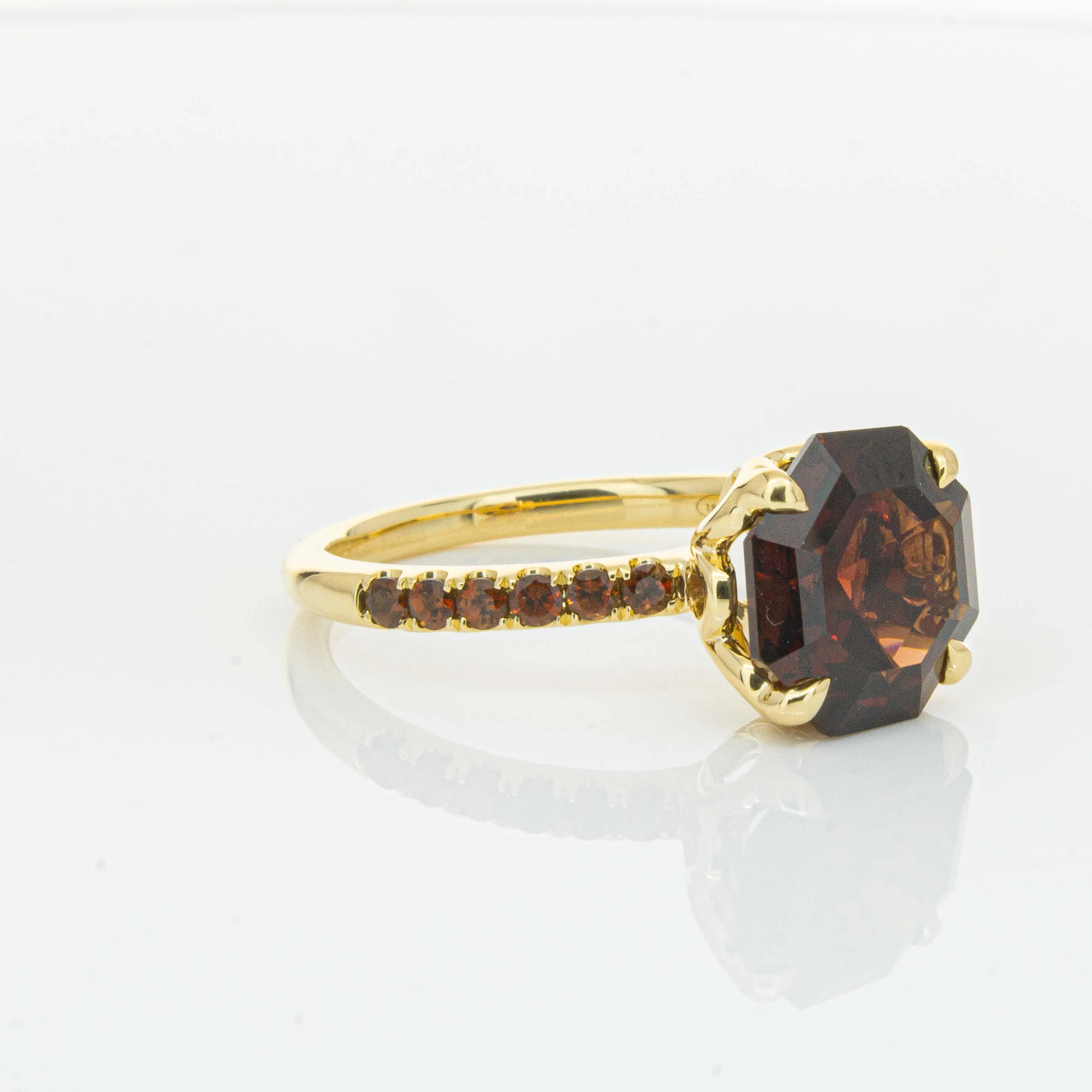 18ct Yellow Gold 4.40ct Garnet Octavus Ring