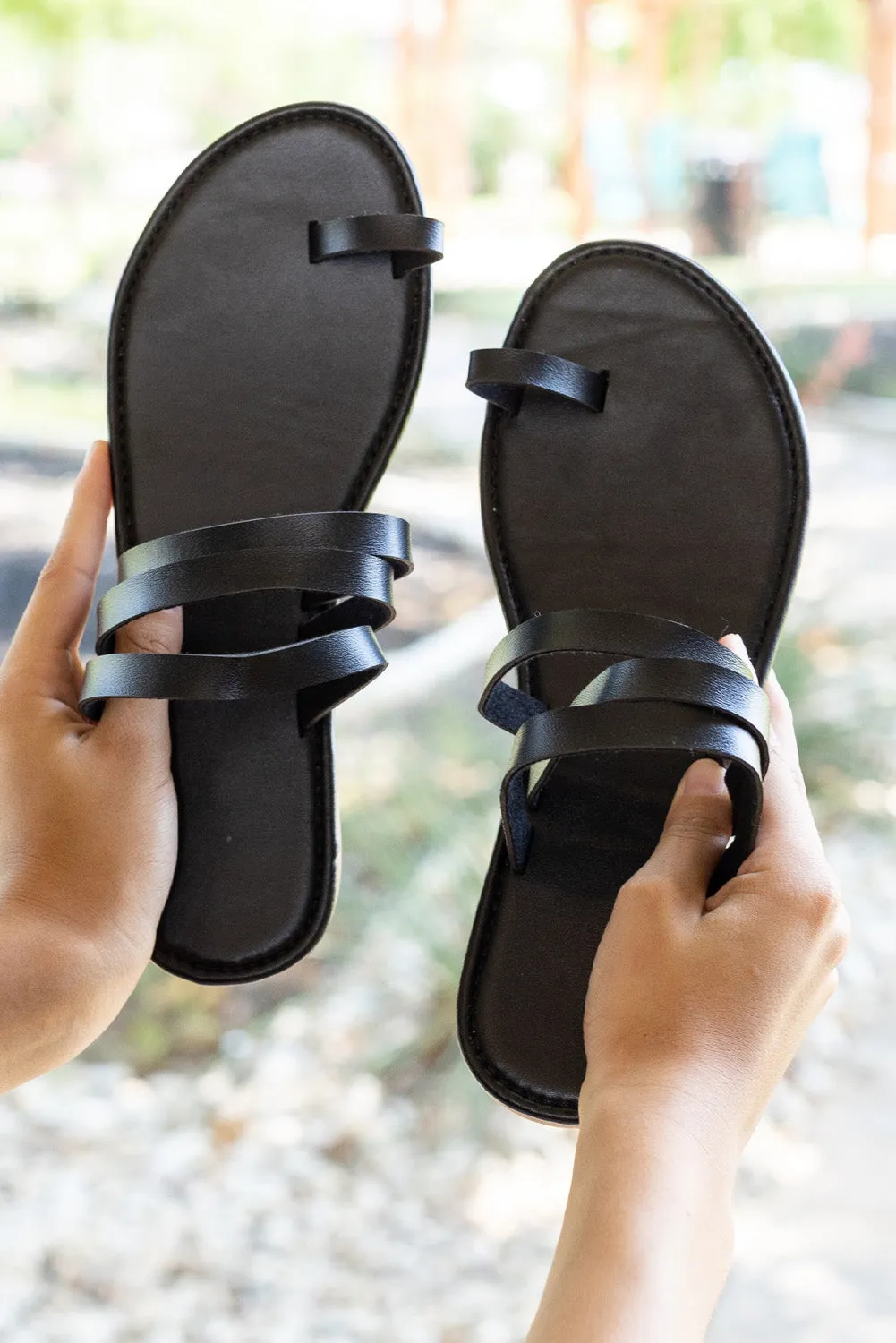 Black Ring Toe Strappy Flat Slippers