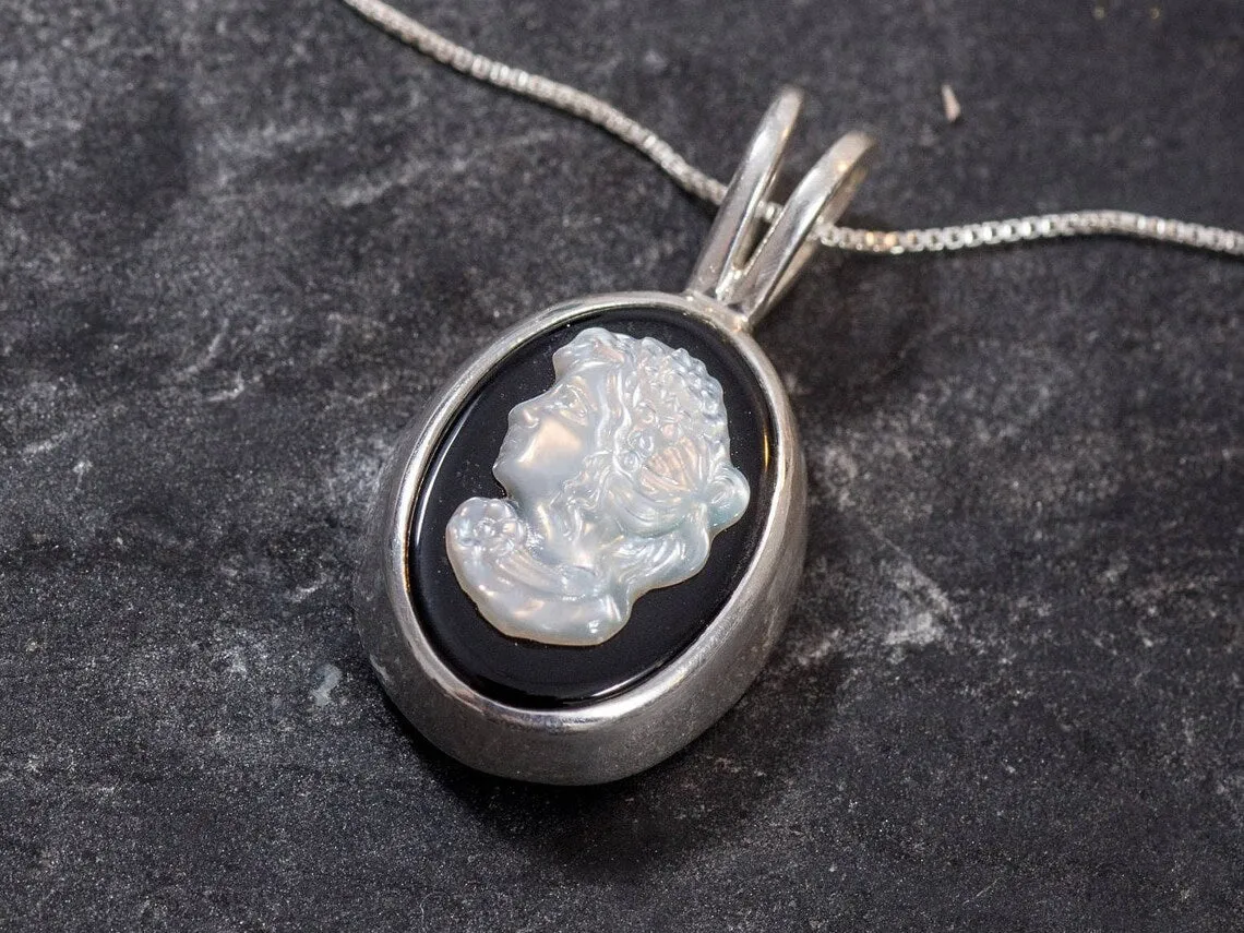 Cameo Necklace - Vintage Lady Pendant - Genuine Pearl Necklace