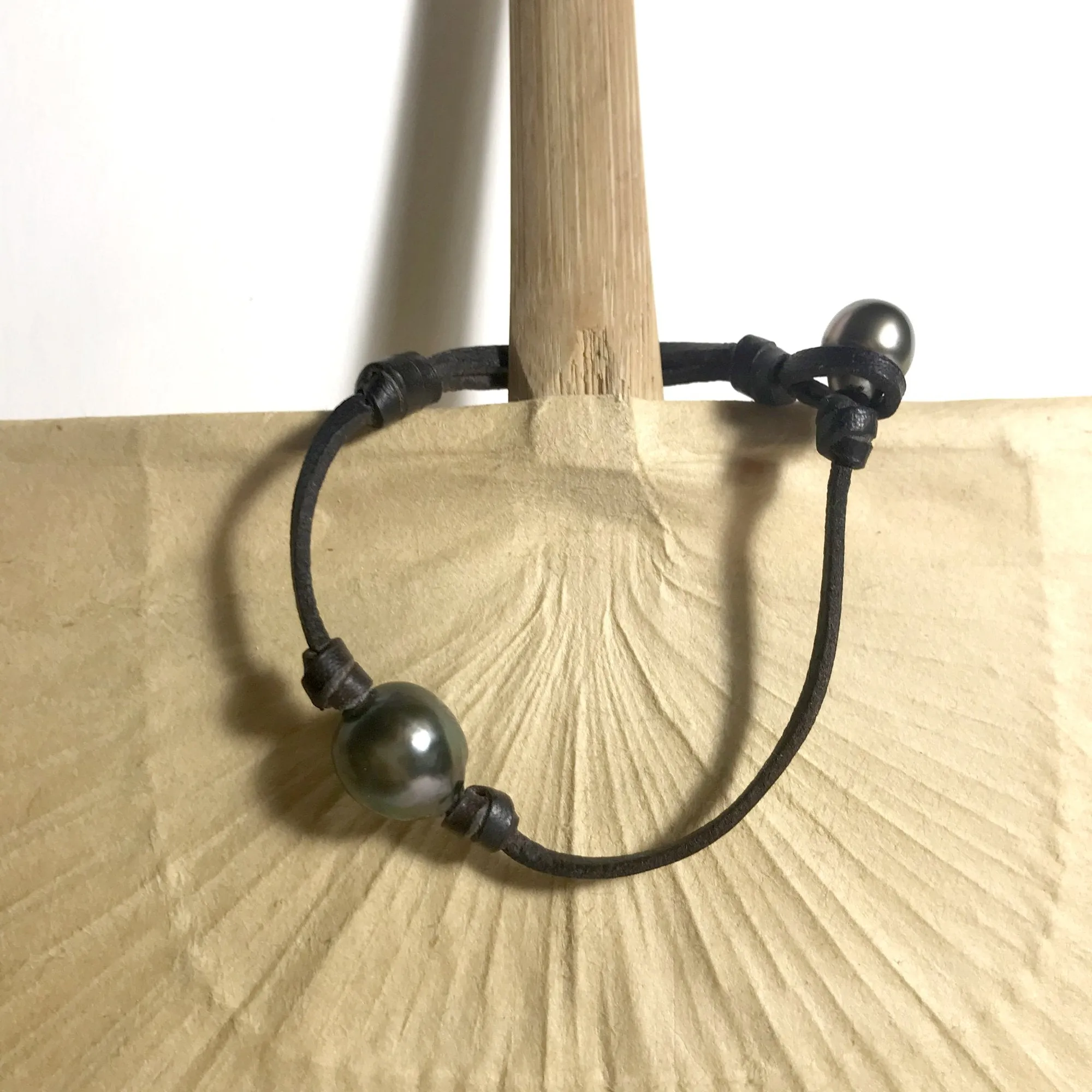 Grosse Perle de Tahiti baroque sur un cuir australien marron, bracelet masculin et raffiné