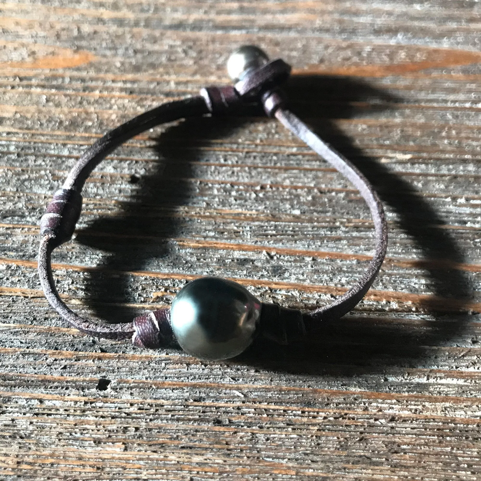 Grosse Perle de Tahiti baroque sur un cuir australien marron, bracelet masculin et raffiné