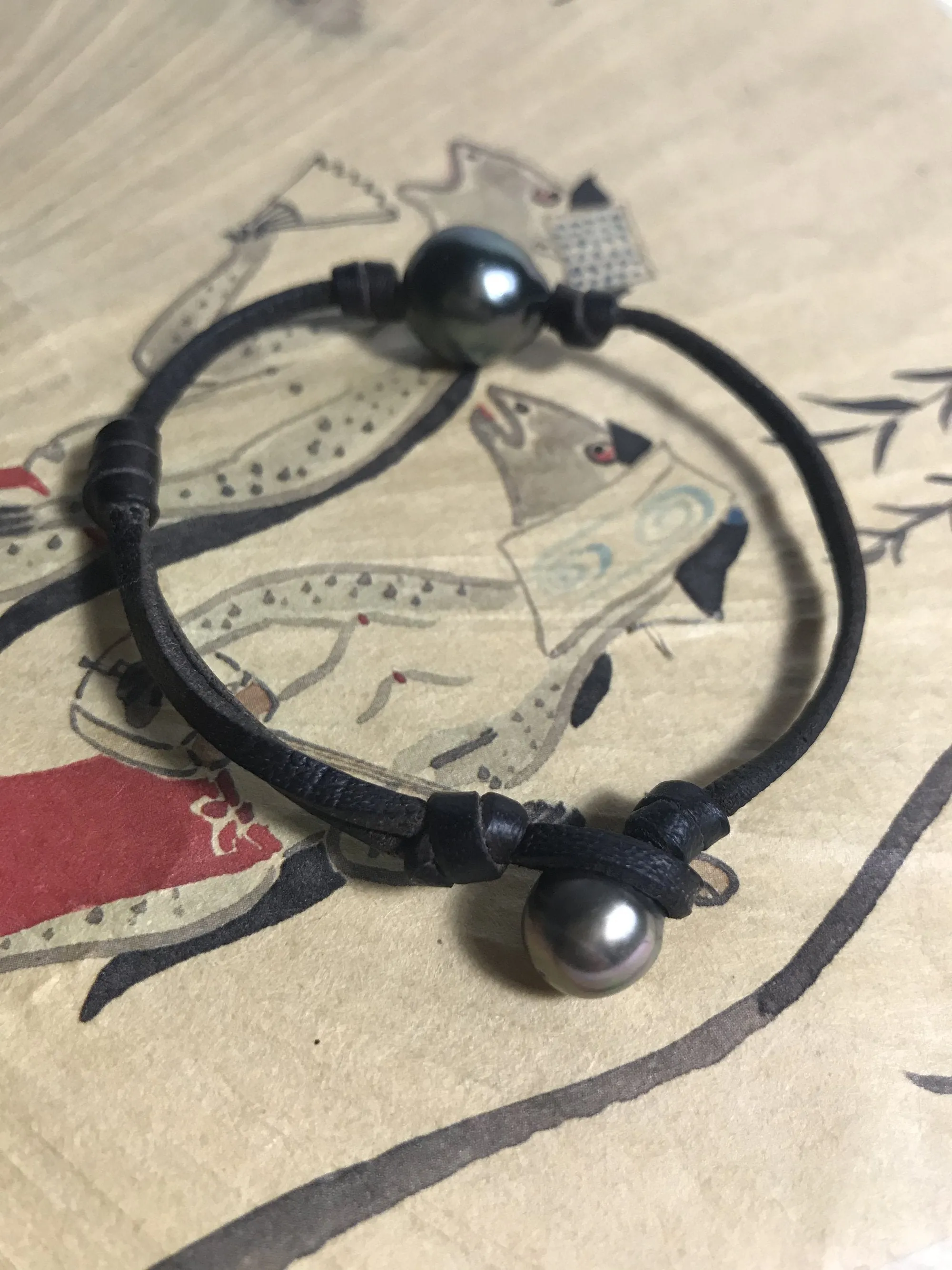 Grosse Perle de Tahiti baroque sur un cuir australien marron, bracelet masculin et raffiné