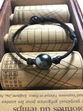 Grosse Perle de Tahiti baroque sur un cuir australien marron, bracelet masculin et raffiné