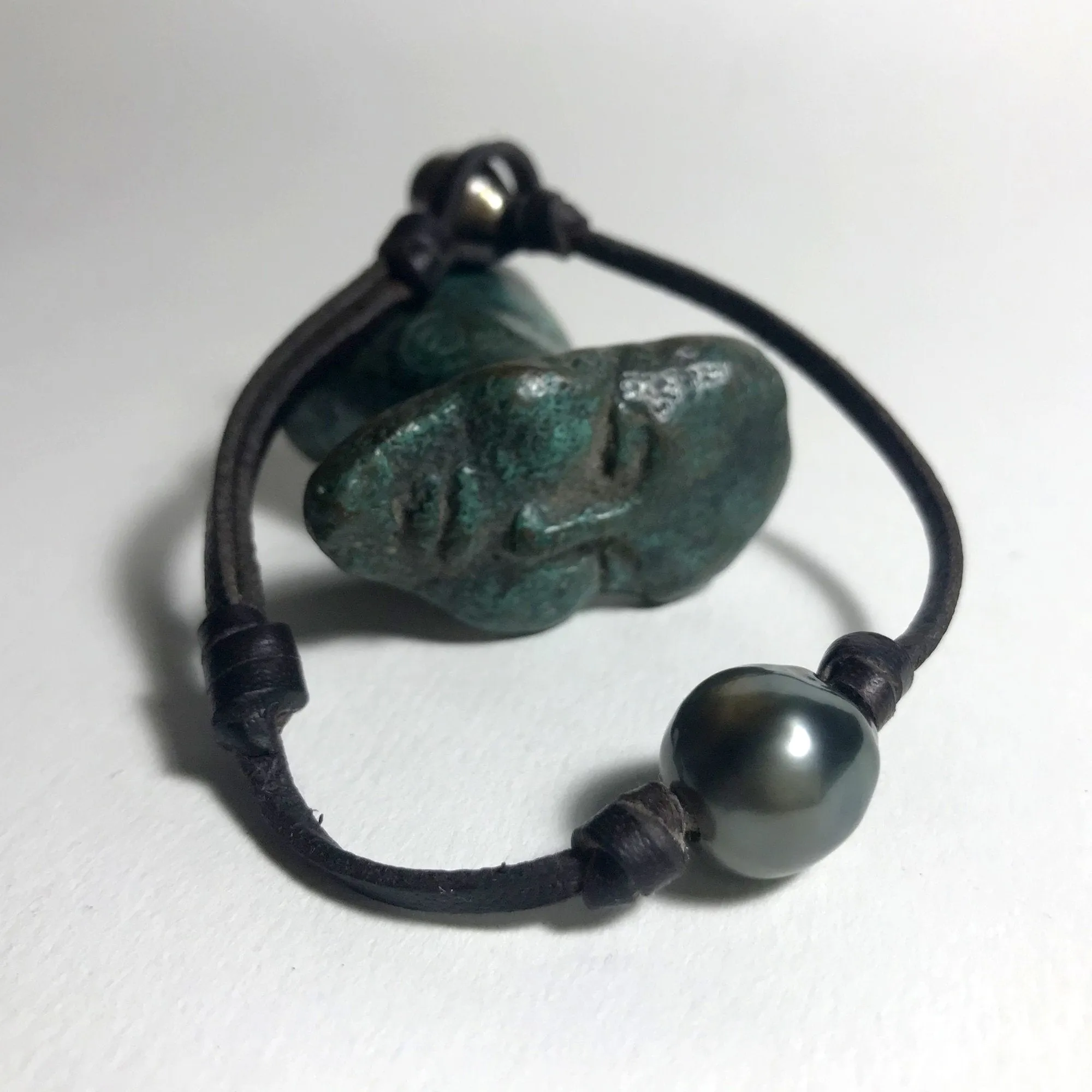 Grosse Perle de Tahiti baroque sur un cuir australien marron, bracelet masculin et raffiné