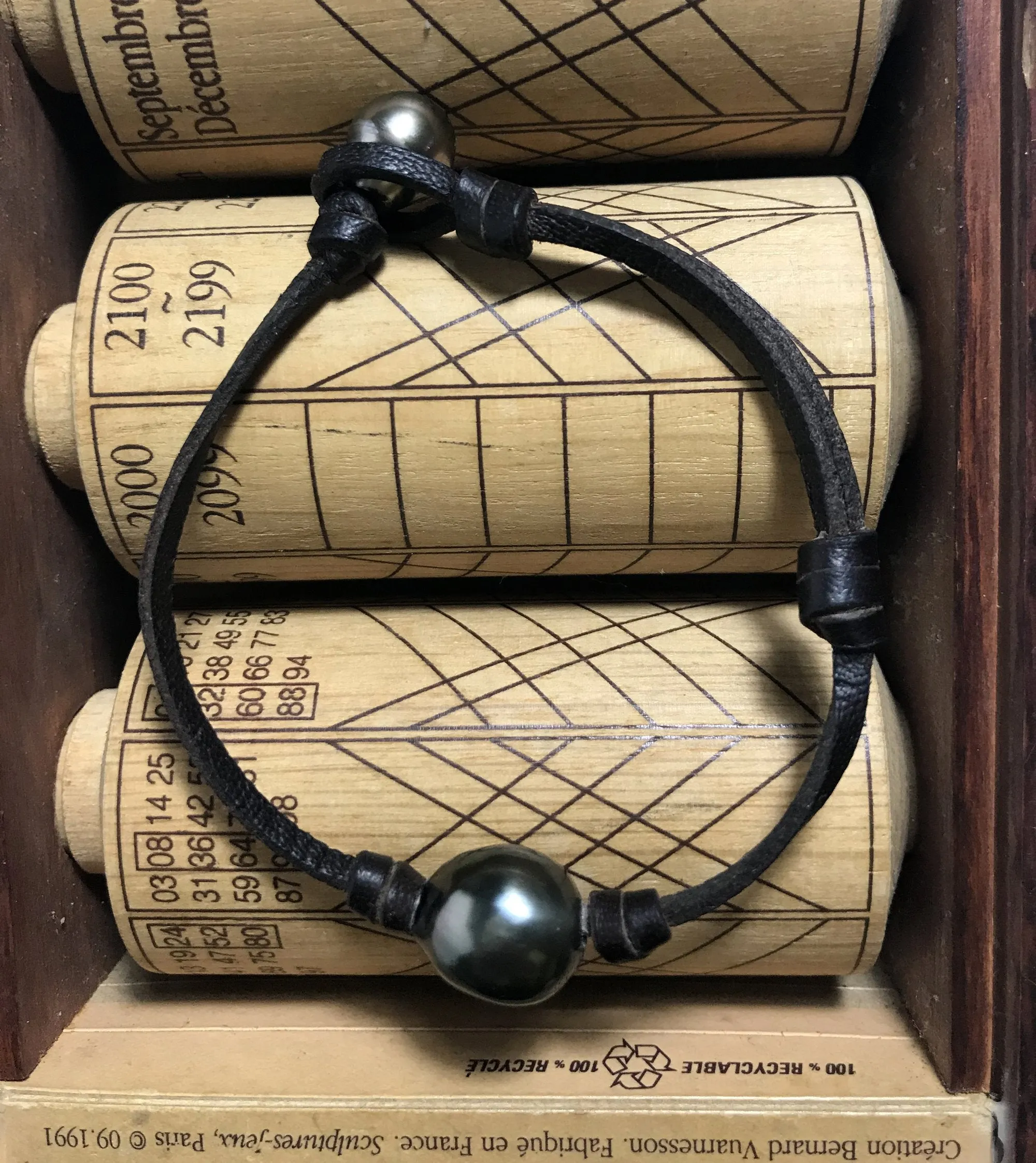 Grosse Perle de Tahiti baroque sur un cuir australien marron, bracelet masculin et raffiné