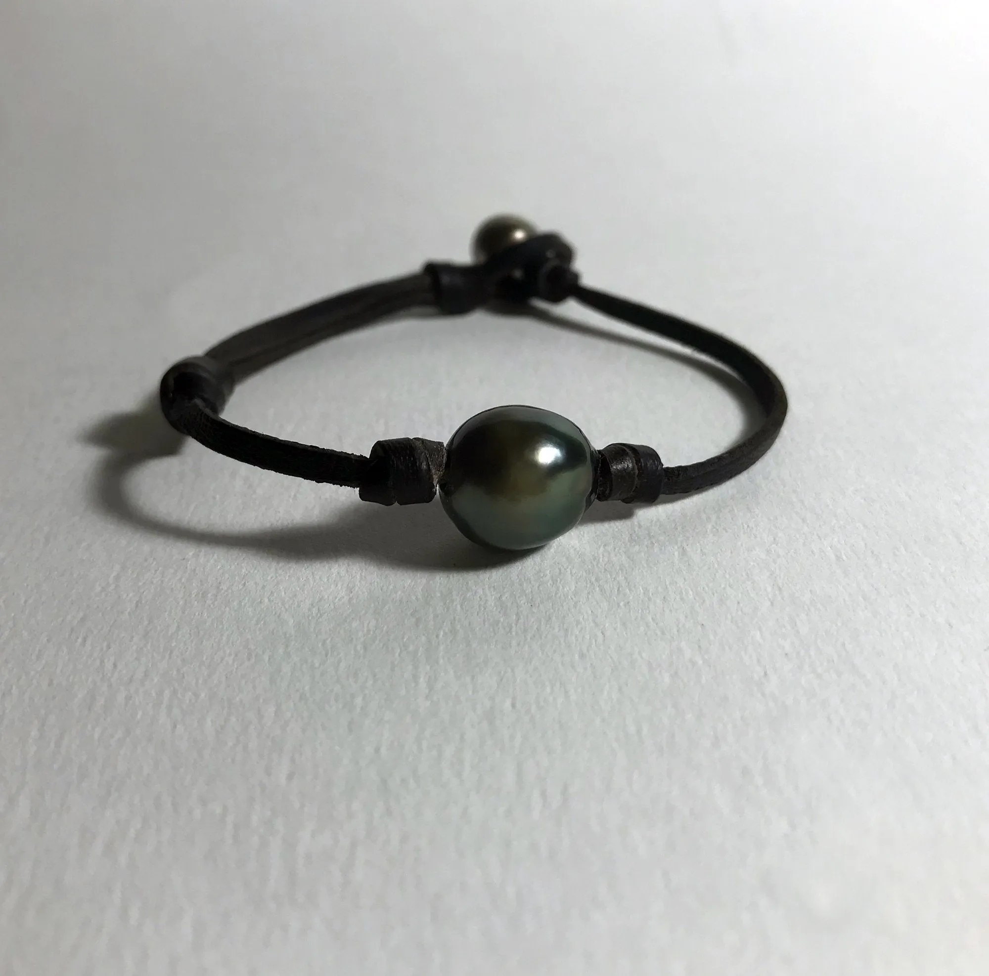 Grosse Perle de Tahiti baroque sur un cuir australien marron, bracelet masculin et raffiné