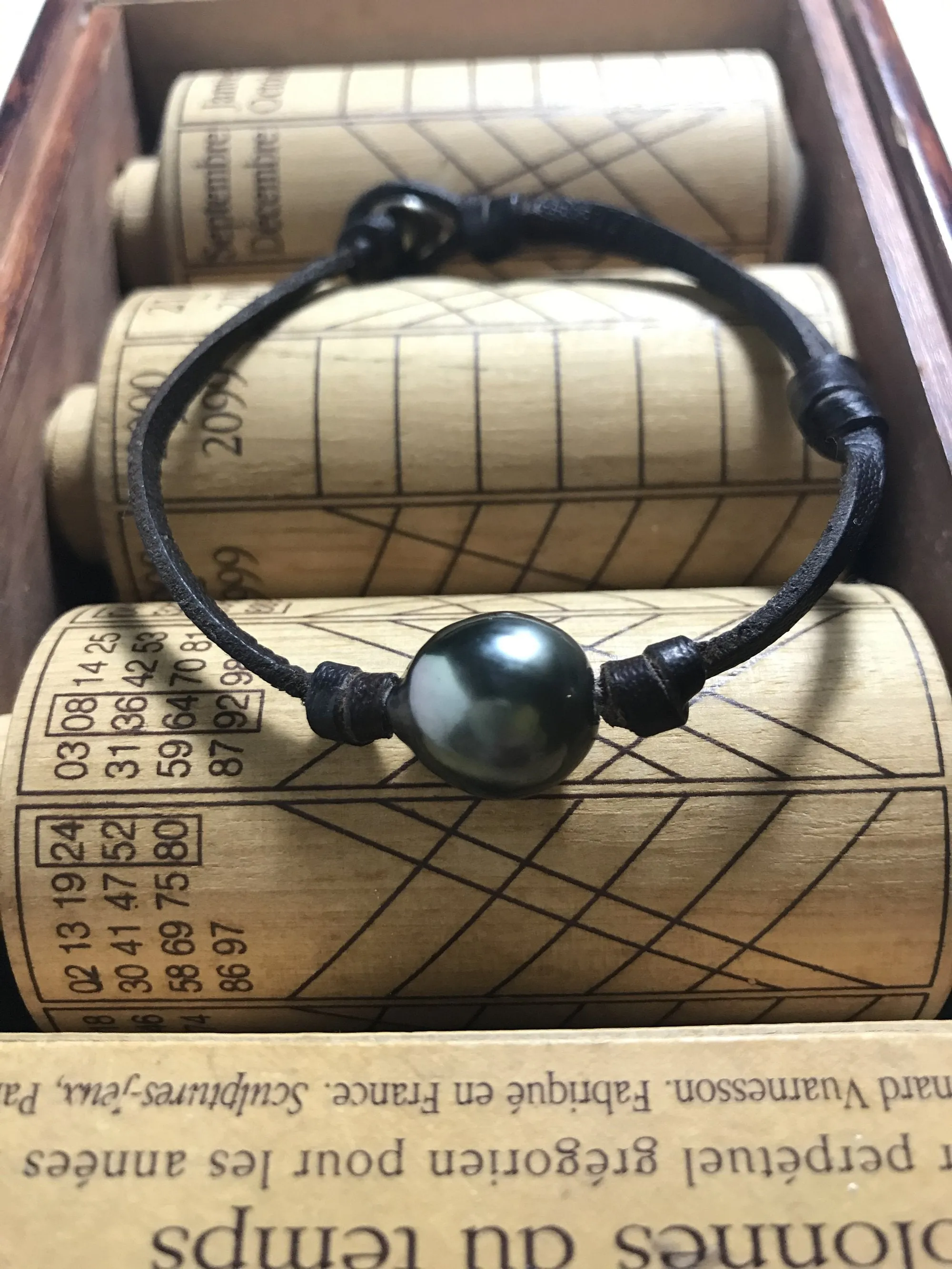 Grosse Perle de Tahiti baroque sur un cuir australien marron, bracelet masculin et raffiné