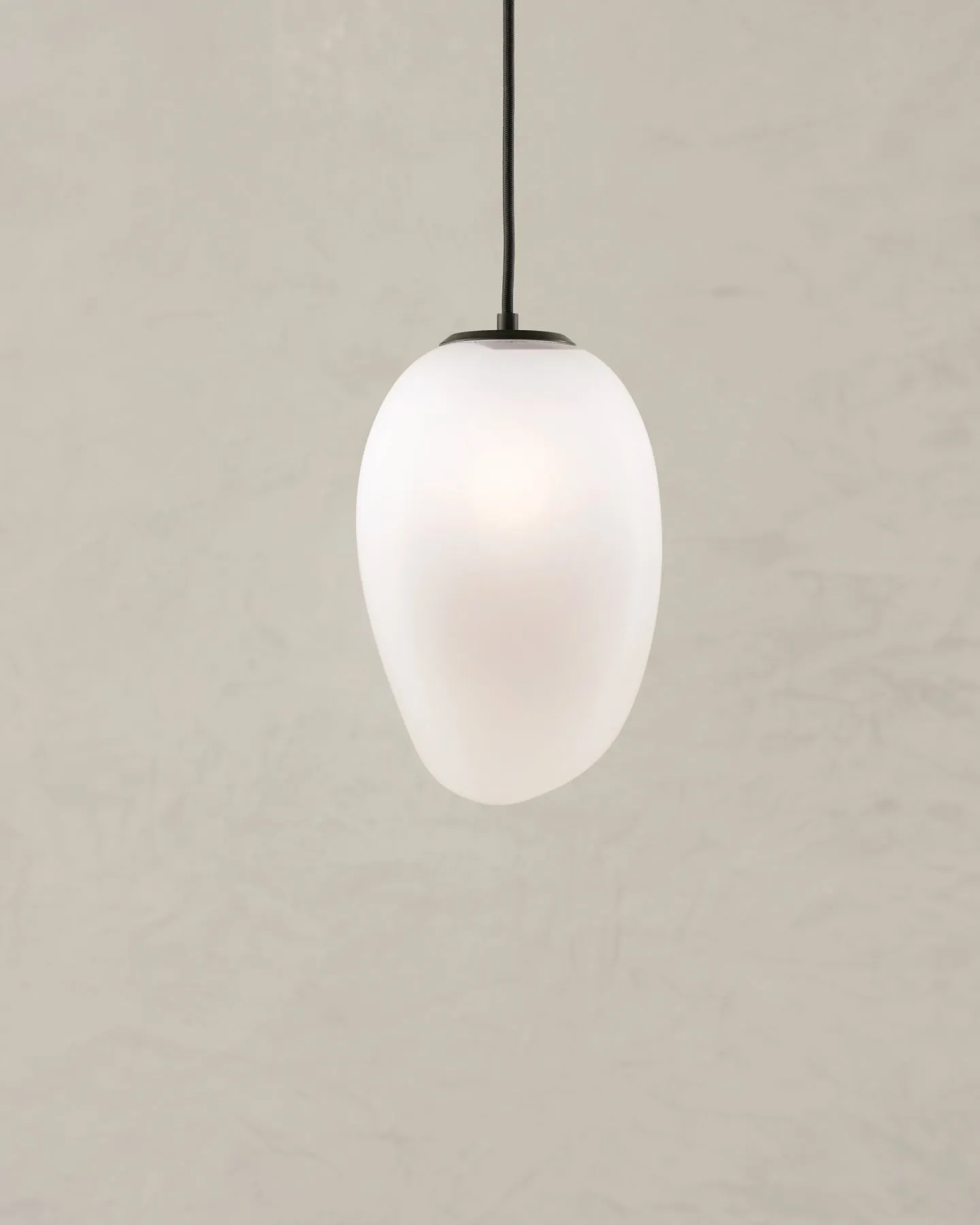 Lacuna Oval Pendant - Medium