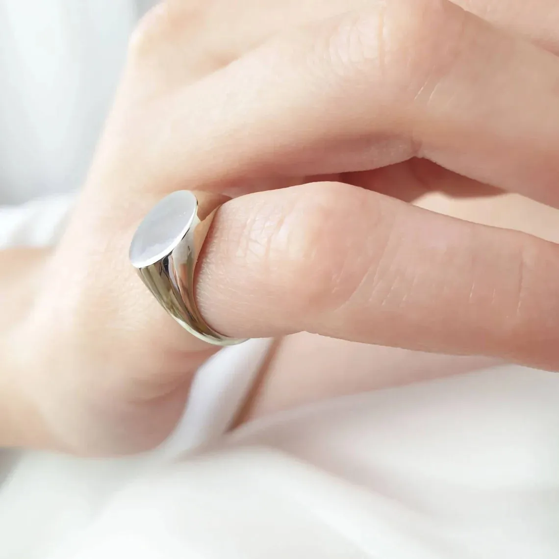 Oval signet ring