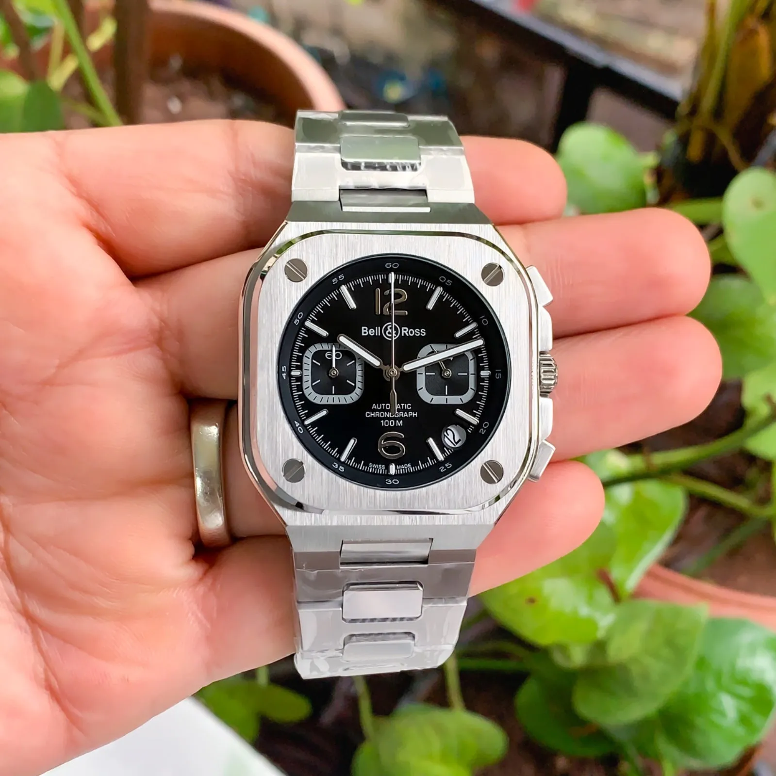 The Luxurious, Dynamic & Simple, what a classic watch is called. Bell & Ross Urban Chronograph makes extremely elegant designs for the wrist